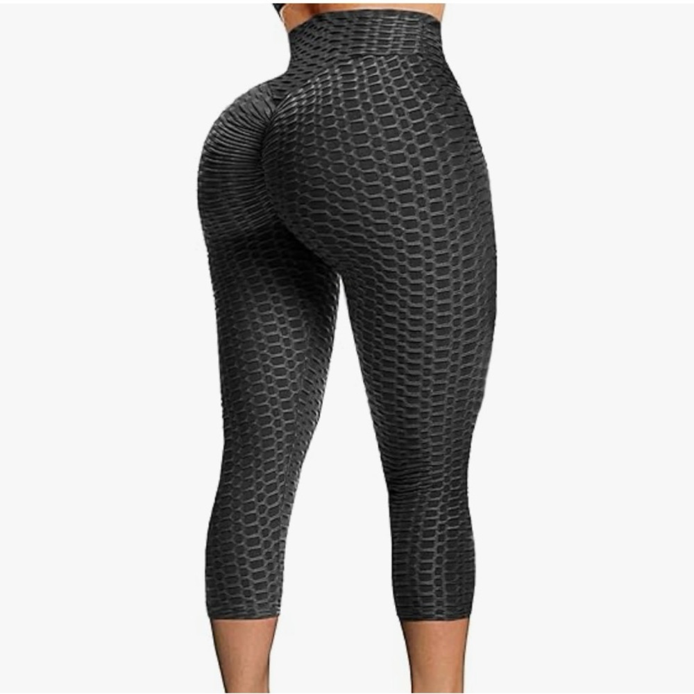 SEASUM Women’s High Waisted Yoga Pants Scrunch Butt Lifting Capri Leggings.